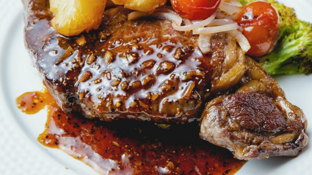 Daging lembu halal Australian Striploin Panggang dan Salad Brokoli bersama Sos Teriyaki Bawang Putih Lada Hitam